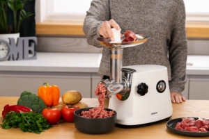 ARDESTO Meat grinder, 1600W, prod.-1.6kg/min, 3 cutting plates+for sausag.plates, 3 vegetable slicer, plastik, white-silver