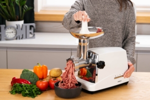 ARDESTO Meat grinder, 1750W, prod.-2 kg/min, 3 cutting plates+for sausag.plates, 4 veg., plastik, silver