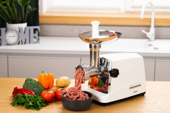 ARDESTO Meat grinder, 1750W, prod.-2 kg/min, 3 cutting plates+for sausag.plates, 4 veg., plastik, silver