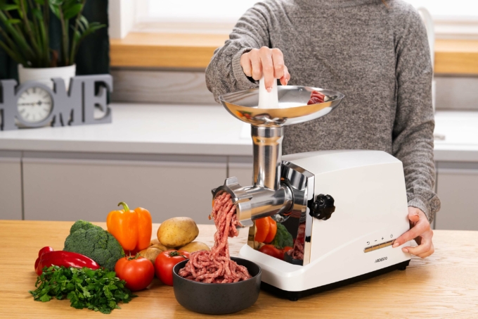 ARDESTO Meat grinder, 1750W, prod.-2 kg/min, 3 cutting plates+for sausag.plates, 4 veg., plastik, silver