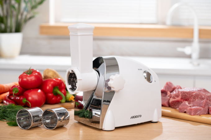 ARDESTO Meat grinder, 2000W, prod.-1.9kg/min, 3 cutting plates+for sausag.plates, 3 vegetable slicer, plastik, black-silver