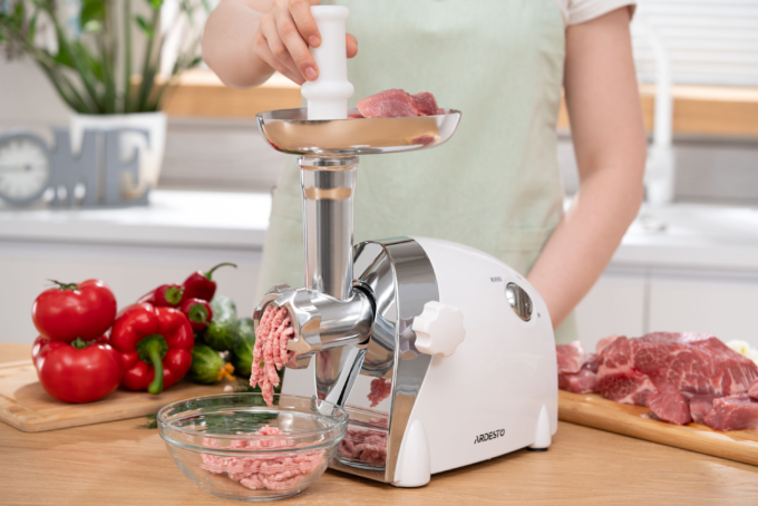 ARDESTO Meat grinder, 2000W, prod.-1.9kg/min, 3 cutting plates+for sausag.plates, 3 vegetable slicer, plastik, black-silver