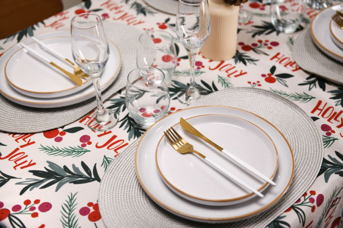 ARDESTO Tablecloth Happy Holidays 120х140cm, 90% polyester, 10% cotton, white holly