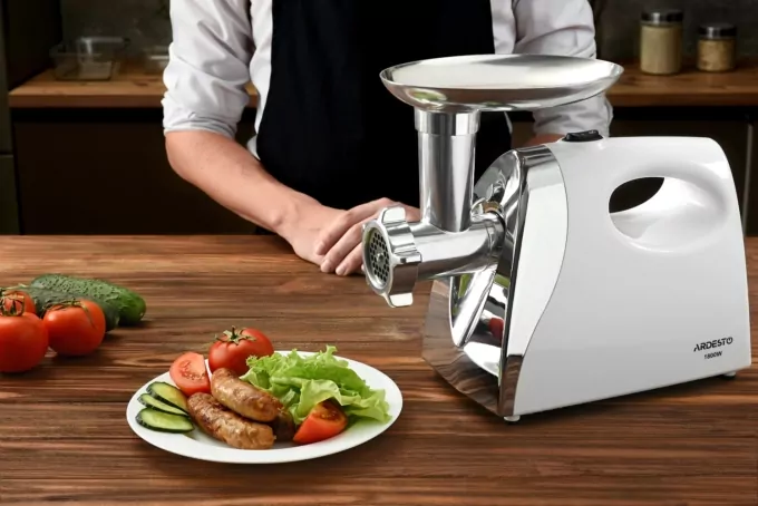 ARDESTO Meat grinder, 1800W, prod.-2kg/min, 3 cutting plates+for sausag.plates, tomato juicer, plastik, white-silver